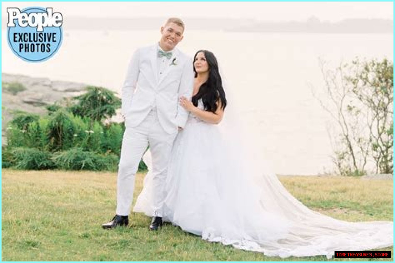 Is Elizabeth Rowe Trans? Married To Husband Cody Daniel